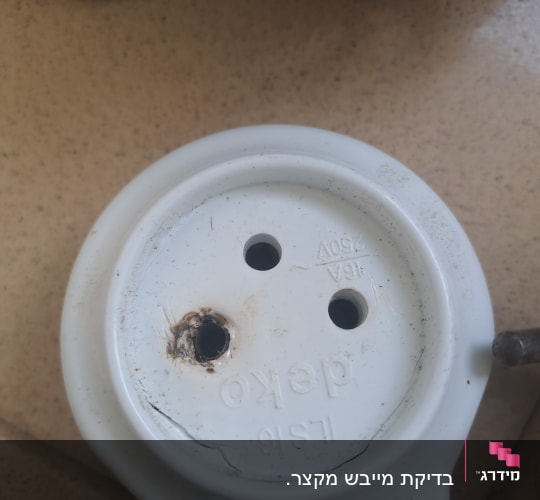 שקע חשמלי עם סימני שחיקה ונזק